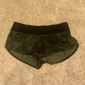 lululemon athletica Speed Up Low-Rise Lined Short 2.5" Green Camo | Size: 8